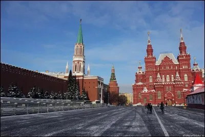 Dans quelle capitale peut-on se promener sur la place Rouge ?