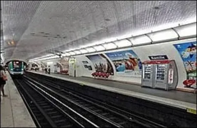 Station des lignes 1, 5 et 8, ouverte le 19 juillet 1900, ''Bastille'' tire sa dénomination de la place qu'elle dessert. Lieu symbolique de la Révolution française, il y avait à cet endroit la fameuse forteresse. Détruite entre le 14 juillet 1789 et le 14 juillet 1790, combien de prisonniers se trouvaient en cet endroit lors de sa prise ?