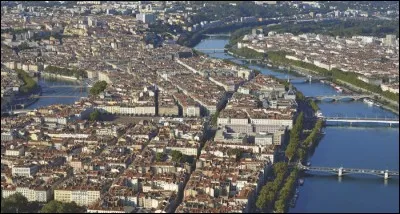 Quelle ville est surnommée "'La capitale des Gaules'' ?