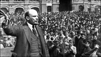 Après 17 ans d'exil en Europe, en ce jour du 16 avril, Vladimir Lénine arrive à la station Finlande de St. Petersbourg et à partir du train, s'adresse à ses partisans : il apporte la révolution socialiste en Russie en voulant y établir une dictature du prolétariat.
Quelle est la date de ce point tournant de l'histoire russe ?