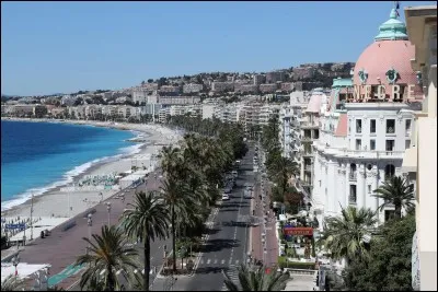 Comment se nomme la baie niçoise où se trouve la promenade des Anglais ?