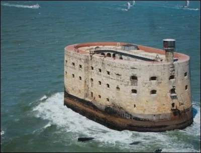 Sophie Davant a co-animé "Fort Boyard" avec Patrice Laffont dans les années 90.