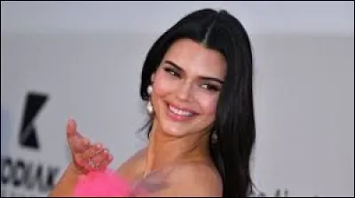 Comment s'appelle la mère de Kendall Jenner ?