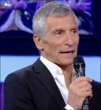 Qui est l'animateur de "N'oubliez pas les paroles" ?