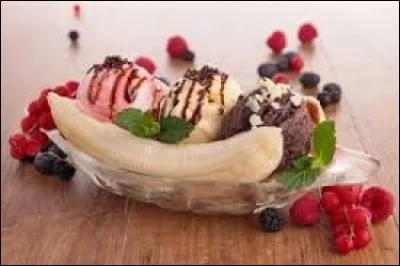 Quels sont les trois parfums de glace utilisés pour le banana split ?