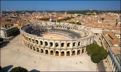 Dans quelle ville française peut-on voir ces célèbres arènes ?