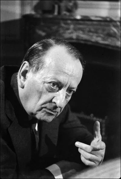 L'écrivain, aventurier, homme politique et intellectuel André Malraux est inhumé au Panthéon.