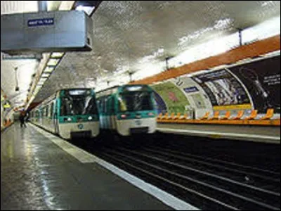 Ouverte le 27 juillet 1937 sur la ligne 8, la station ''Boucicaut'' doit son nom à une courte rue, actuelle Marguerite-Boucicaut, et à un ancien bâtiment. Lequel ?