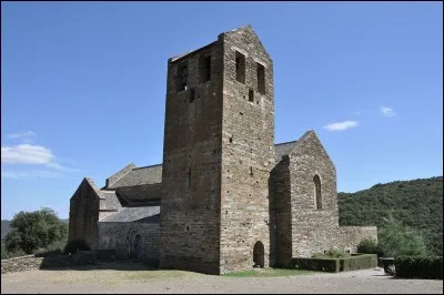 Dans le paysage austère des Aspres se cache une merveille. L'extérieur est sombre, austère. Mais à l'intérieur un cloître et dans l'église une tribune de marbre rose. Vous êtes...