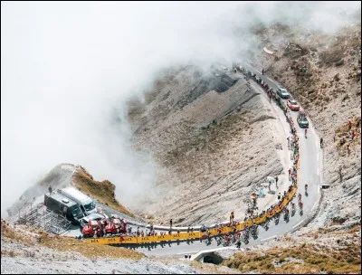 Replongeons-nous dans cette rétrospective du Tour de France 2019. Nous sommes au matin de la 14e étape. Une vraie étape pyrénéenne est prévue avec une arrivée au sommet du col du Tourmalet. Les favoris sont prévenus et la bataille est belle. Qui s'impose au sommet de ce géant des Pyrénées ?