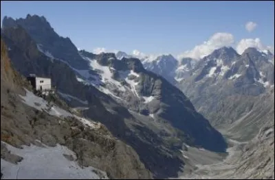 Accroché aux rochers, sur l'arête qui monte à la Meije, voici le refuge du Promontoire. Dans quel parc se trouve-t-il ?