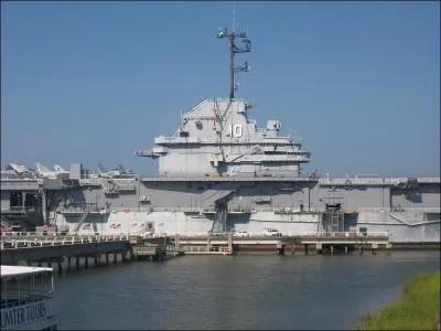 Ce porte-avions a patrouill ds 1943 dans le Pacifique. Puis il a servi  rcuprer la capsule d'Apollo 11 et fut un dcor de 'Tora! Tora! Tora!'. Aujourd'hui, c'est un muse  Charleston. C'est ...