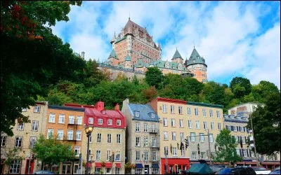 Combien y a-t-il de couleurs sur le drapeau canadien ?