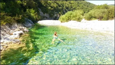 Laquelle de ces villes ne se trouve pas en Ardèche ?