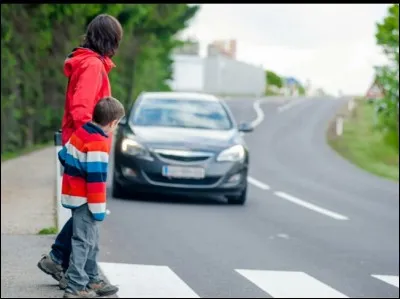 Une voiture te fonce dessus au passage piéton mais tu l'évites de justesse :