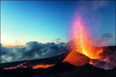 Le Piton de la Fournaise est le point culminant de l'île de la Réunion.