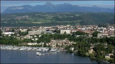 La ville de Thonon-les-bains se trouve sur les rives du ...