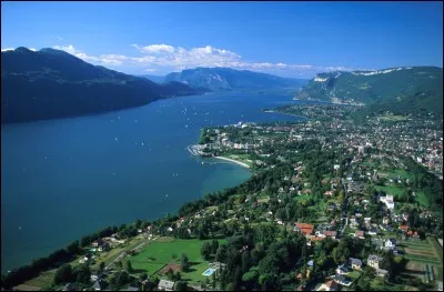 Cette ville française, située sur les rives du lac du Bourget, c'est :