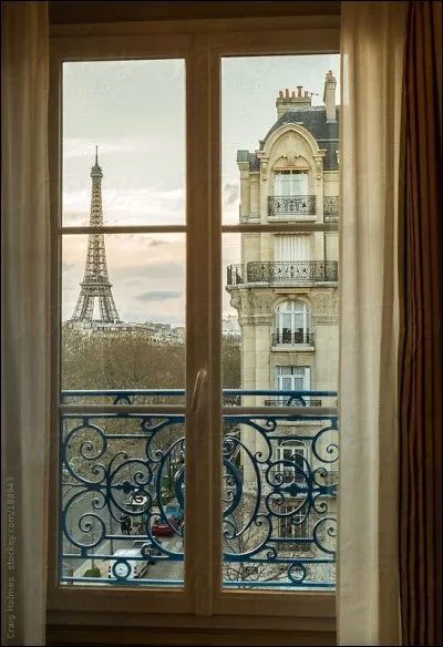 Regardez par la fenêtre ! Quel monument voyez-vous ?