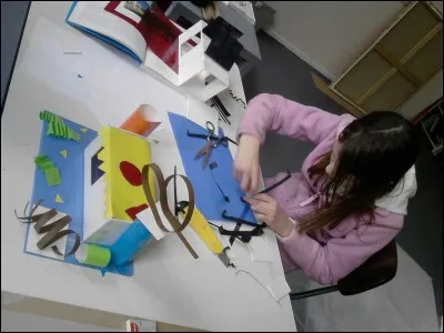 A la fin du cours d'art plastique , le prof nous demande de jeter nos papiers à la poubelle. 
Je choisis la poubelle ...