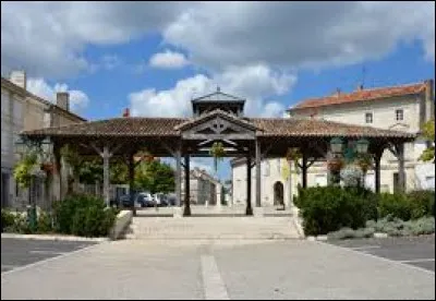 Je vous propose de commencer notre balade quotidienne en Nouvelle-Aquitaine, à Baignes-Sainte-Radegonde. Commune de l'arrondissement de Cognac, capitale du Petit Angoumois, elle se situe dans le département ...