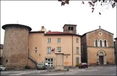 Nous commençons notre balade sur la place de Verdun, à Brindas. Ville d'Auvergne-Rhône-Alpes, à 15 kilomètres de Lyon, elle se situe dans le département ...