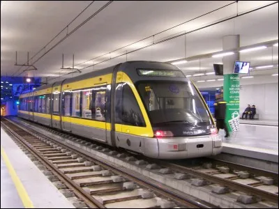 Dans quelle commune se situe la station de "La Défense - Grande Arche" ?