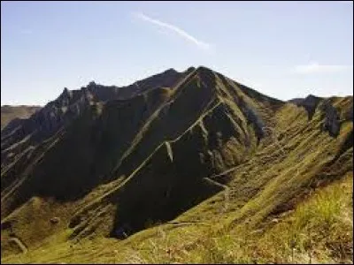 À quelle hauteur culmine le Puy de Sancy ?