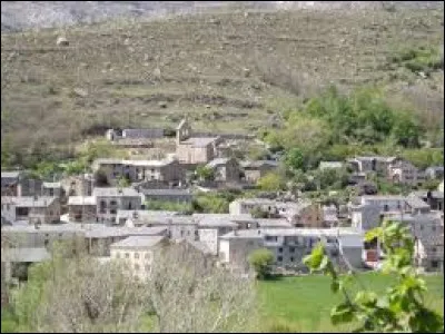 Pour commencer cette nouvelle balade, je vous emmène dans le Languedoc-Roussillon, à Angoustrine-Villeneuve-des-Esclades. Nous sommes dans le département ...