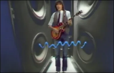 Entouré d'enceintes, guitare à la main sur une de ses chansons les plus connues voici J-J Goldman en 1982. Quel titre interprétait-il sur ce clip ?