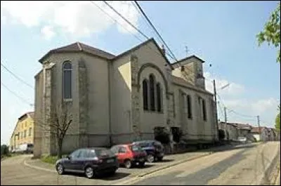 Nous sommes en Meurthe-et-Moselle, devant l'église Saint-Pierre-et-Saint-Paul d'Aboncourt. C'est un village qui ne se situe pas ...