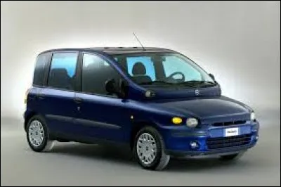 Cette voiture est une Fiat Multipla.