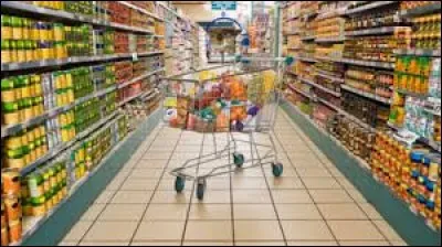 Ta mère te demande d'aller faire les courses. Une fois à la caisse, tu remarques que devant toi, il y a ta star favorite dont tu es amoureux(euse). Comment réagis-tu ?