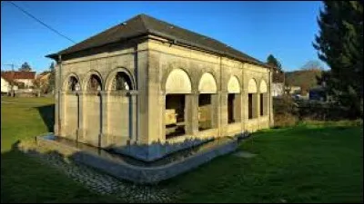 Le point de départ de notre balade dominicale est devant le lavoir-abreuvoir d'Authoison. Village de l'ancienne région Franche-Comté, il se situe dans le département ...