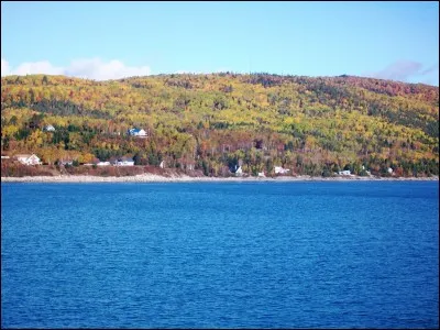 Parmi ces villes canadiennes, laquelle n'est pas traversée par le fleuve Saint-Laurent ?