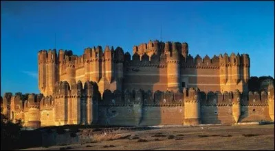 Cette forteresse espagnole construite au XVe siècle est située dans la région Castille-et-León. Ayant appartenu à la couronne de Castille jusqu'en 1439, ce château passa de mains en mains pour enfin abriter l'école de qualification forestière.