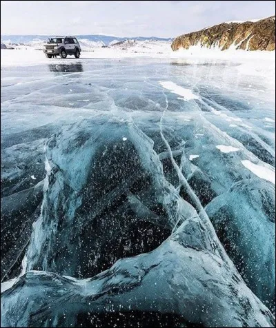 Les eaux du lac Baïkal renferment ... % de l'eau douce mondiale et leur limpidité permet de voir jusqu'à .. m de profondeur ! Saurez-vous retrouver les données manquantes ?