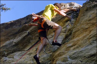 Comment appelle-t-on ce qu'il y a sur les murs d'escalade ?