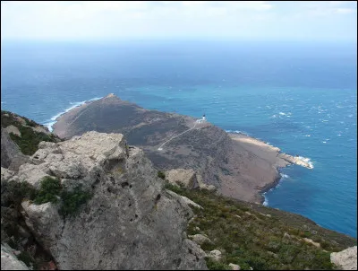 Commençons par le pays le plus au Nord de notre voyage... La Tunisie ! J'ai décidé de commencer par un élément naturel. Ce promontoire est situé au nord du pays : il est l'extrémité d'une chaîne de montagnes qui ferme le Golfe de Tunis. Il fut le théâtre de 2 batailles : l'une en 468 (à l'époque de Carthage), et l'autre en 1941 (pas besoin de vous expliquer le contexte). Il s'agit du...