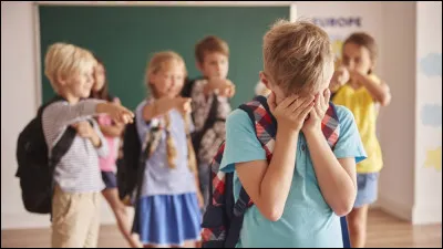 Tu as quinze ans et tu viens chercher ton petit frère (5 ans) à l'école primaire. A la sortie, des CM2 le bousculent et l'insultent.