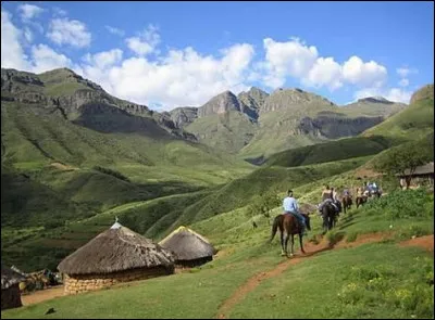 A l'avenir, venez passer vos vacances chez moi. Je suis un petit pays, mais je mérite le détour. Ma particularité ? L'ensemble de mon territoire est situé à plus de 1000 mètres d'altitude !