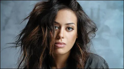 Dans une chanson d'Amel Bent, que veut-elle viser ?