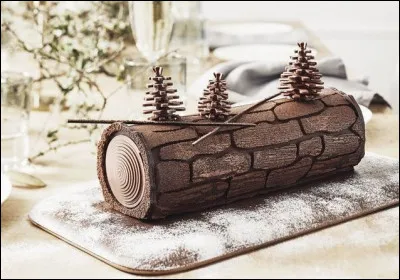 Sur cette photo, on peut voir une bûche de Noël au chocolat.