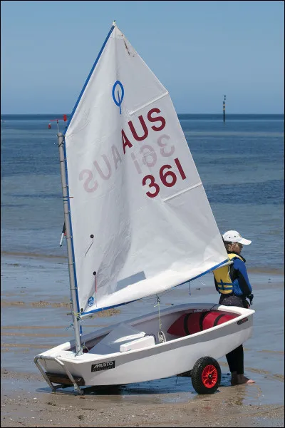 F et F' sont sur un yacht. F tombe à l'eau, que fait F' ?