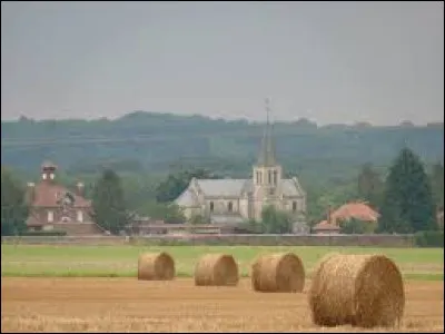 Derrière ce champ, vous avez Champs. Village Axonais, il se situe en région ...