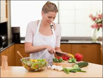 Commençons par le commencement, tu entends "À TABLE !", que fais-tu ?