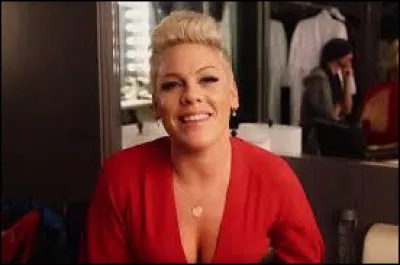 ''Walk Me Home'' est une chanson de P!nk. Quelle étoile du Hollywood Walk of Fame a été vandalisée le 26 octobre 2016 ? (Pas de piège)