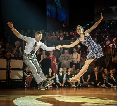 Comment s'appelle la fille avec qui Booker fait du ballet ?