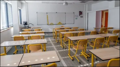 Tu es enfermé dans une salle de classe au 3e étage et tu n'as pas la clé, tu :