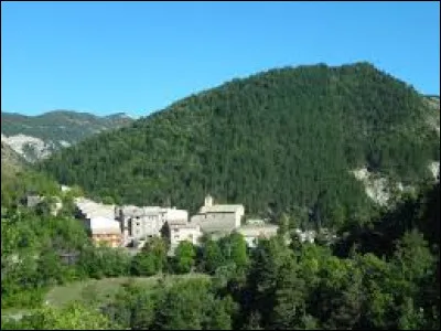 Nous commençons notre balade à Ubraye. Petit village Bas-Alpin de 88 habitants, il se situe en région ...